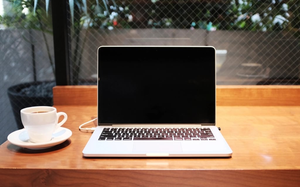 Kaffee und Laptop bereit